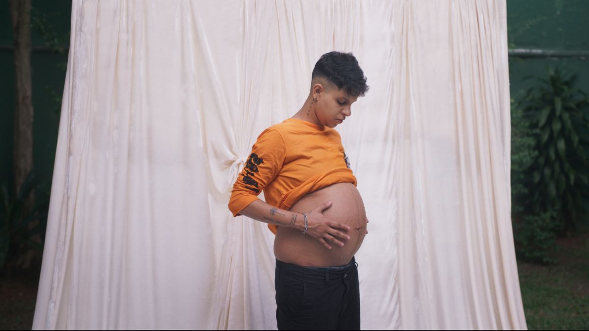Crítica | 'Apolo' reflete sobre os sacrifícios de uma gravidez transgênero