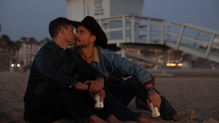 Tom e Josh (Lucas Castellani e Cheyenne Jackson) no curta America de Aly Muritiba
