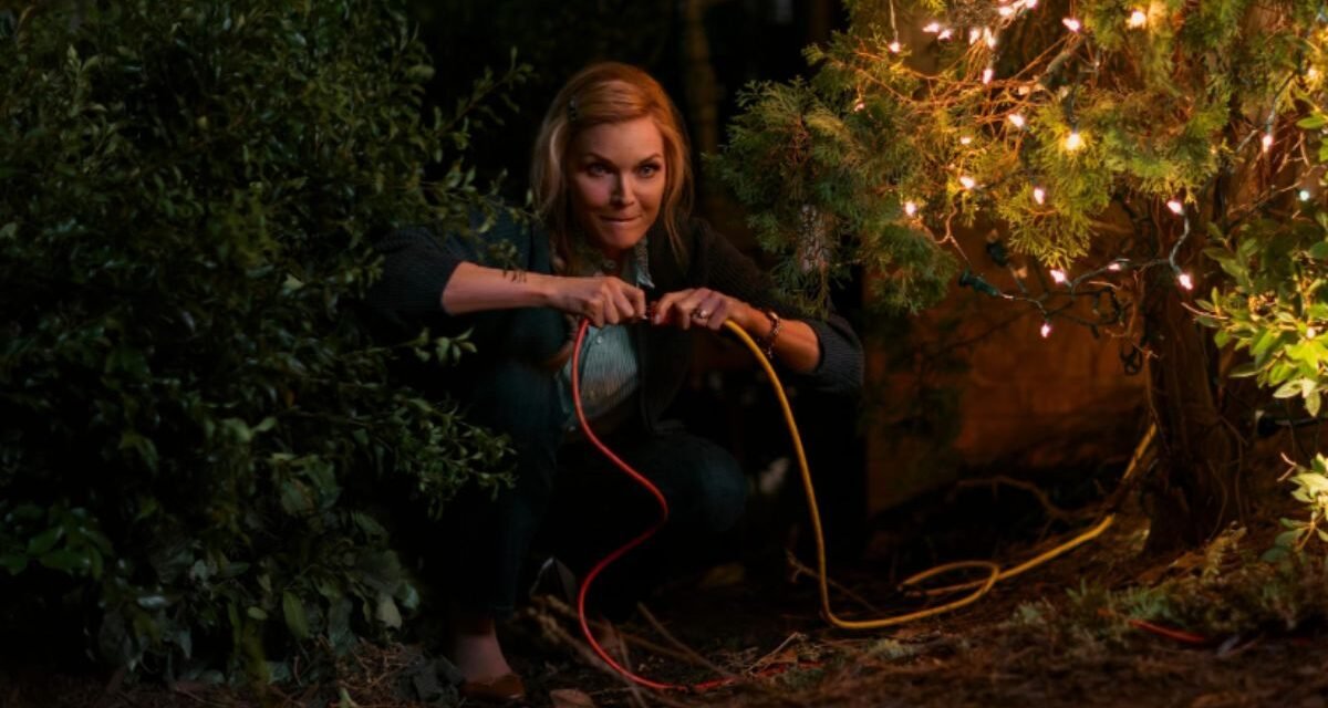 Crítica | “Um. Natal. Surreal.”: Michelle Pfeiffer sustenta uma comédia que não encontra um tom