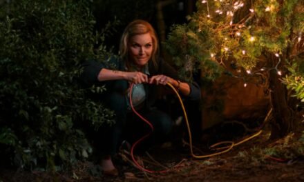 Crítica | “Um. Natal. Surreal.”: Michelle Pfeiffer sustenta uma comédia que não encontra um tom