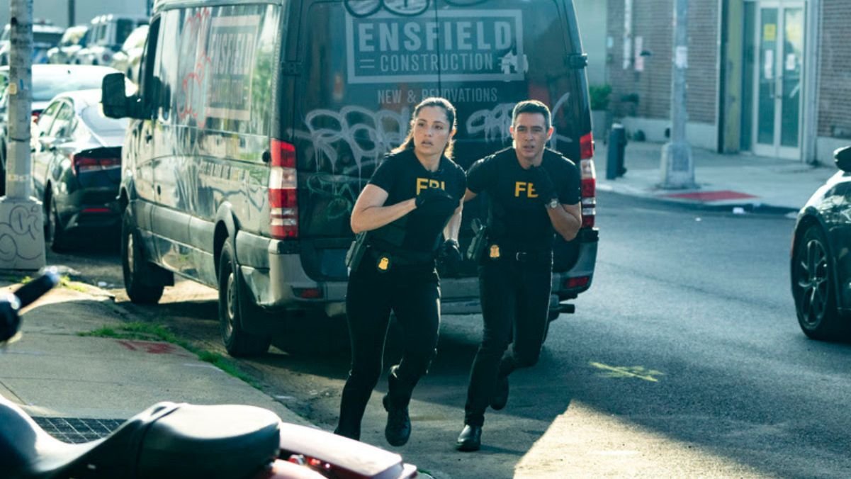 Os agentes do FBI encarando uma investigação intensa nas ruas de Nova York na 8ª temporada de FBI