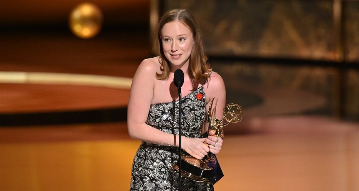 Quem é Hannah Einbinder, uma das favoritas ao Globo de Ouro