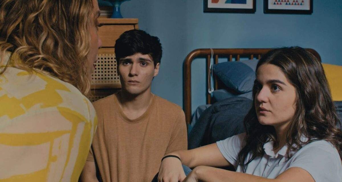 Crítica | “A Miss” retrata jornadas de redescobertas com carisma