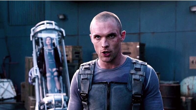 Conheça Ed Skrein