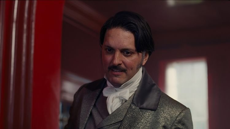 Shazad Latif em "O Morro dos Ventos Uivantes"