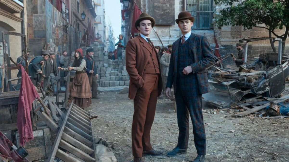 Hero Fiennes Tiffin, como Sherlock e Dónal Finn como seu arqui-inimigo James Moriarty | Crédito: Variety/Reprodução.