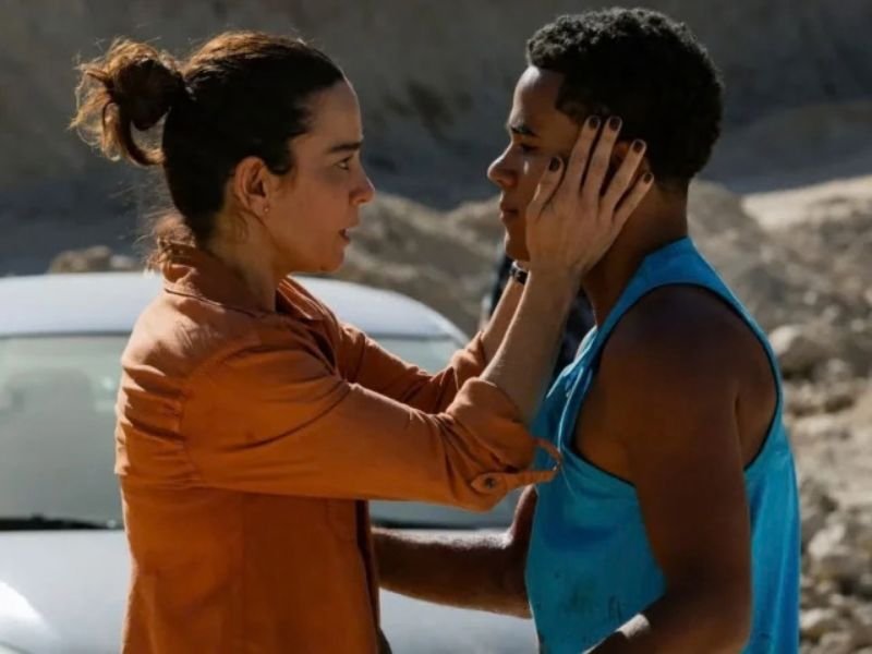 Cena da série da Netflix 'Homem em Chamas' com Alice Braga.
