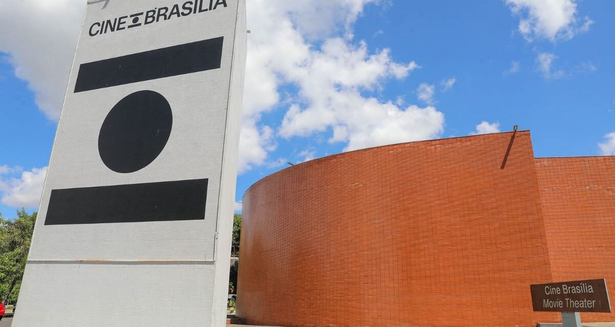 Conheça o Cine Brasília, maior cinema de rua do Brasil