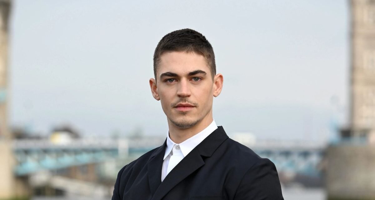 Hero Fiennes Tiffin | Do fenômeno “After” ao desafio de viver Sherlock Holmes