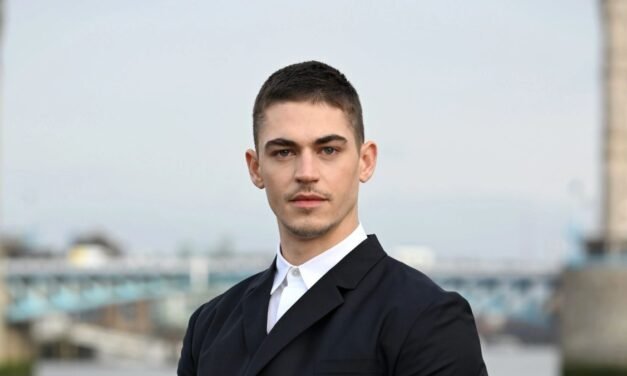 Hero Fiennes Tiffin | Do fenômeno “After” ao desafio de viver Sherlock Holmes