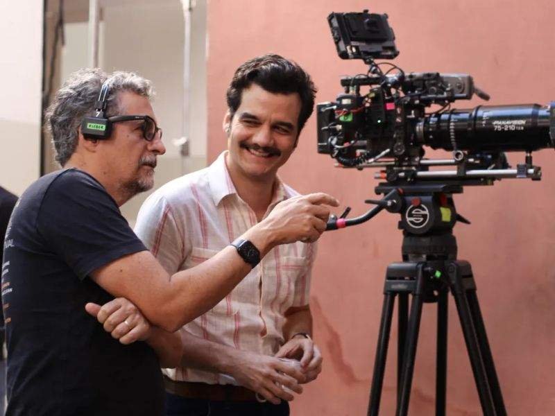 Kleber Mendonça Filho e Wagner Moura durante filmagens de "O Agente Secreto" | Crédito: Laura Castor