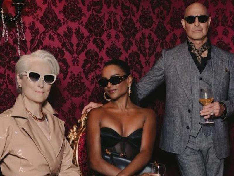 Meryl Streep, Simone Ashley e Stanley Tucci em bastidores da gravação durante a semana de moda em Milão | Crédito: Instagram/@nfwmagazine