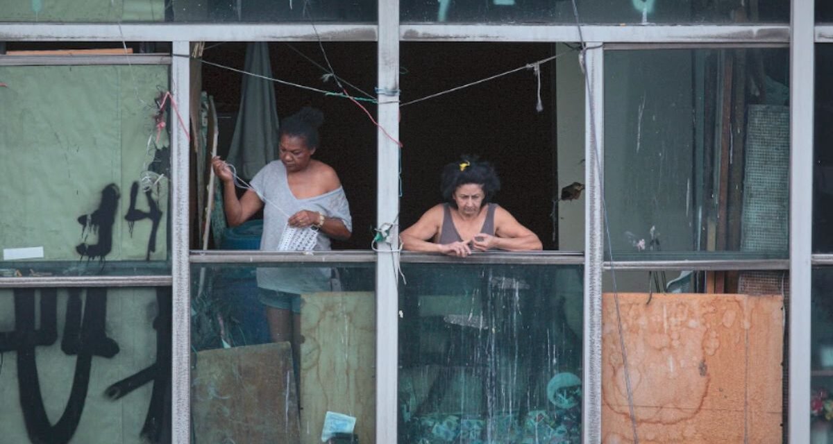 Crítica | “Pele de Vidro”: arquitetura que revela as fissuras do Brasil