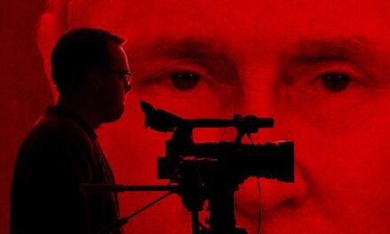 Crítica | “Mr. Nobody Against Putin” transforma um professor em voz contra a guerra