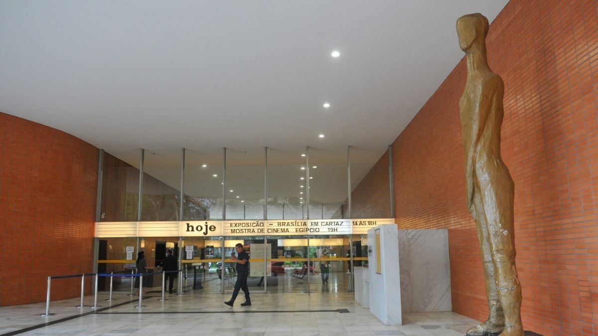 Patrimônio arquitetônico de Brasília, o Cine Brasília carrega a assinatura de Oscar Niemeyer e mantém viva a tradição do cinema de rua na capital | Crédito: AgênciaBrasília/Reprodução