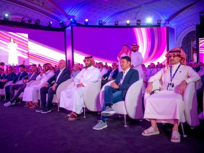 Príncipe da Arábia Saudita, Mohammed bin Salman, ao lado do presidente da Fifa, Gianni Infantino, durante anúncio da Copa do Mundo de esports