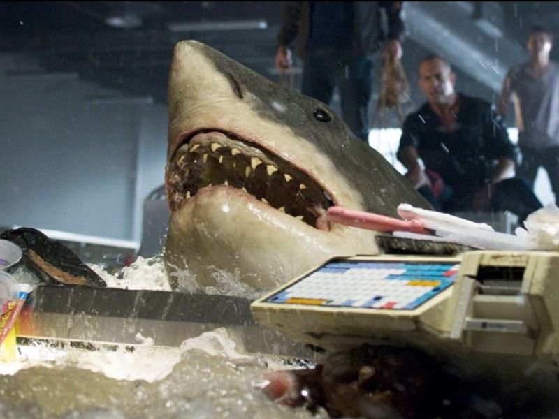 Cena do filme A Isca, tubarão ataca em supermercado inundado