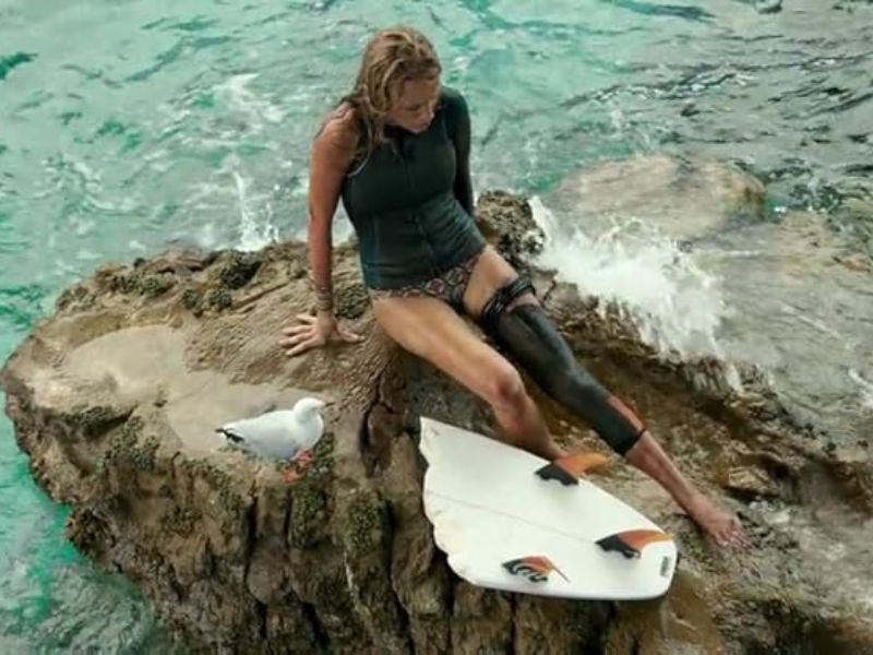 Blake Lively em cena do filme Águas Rasas