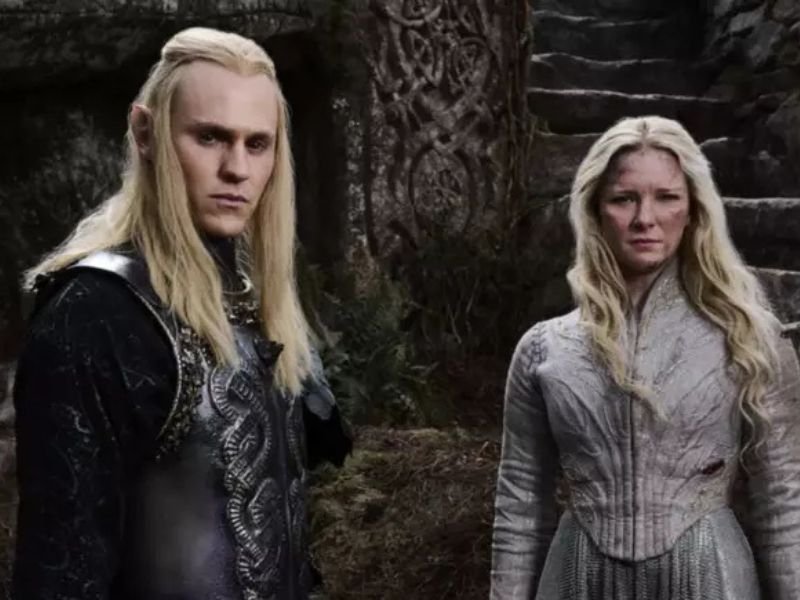 Galadriel e Sauron em cena de Anéis do Poder.

