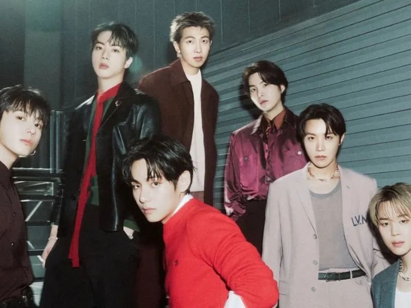 BTS boyband que estreia shows em cinemas em 18 de abril aparece reunida em imagem com os integrantes posando juntos