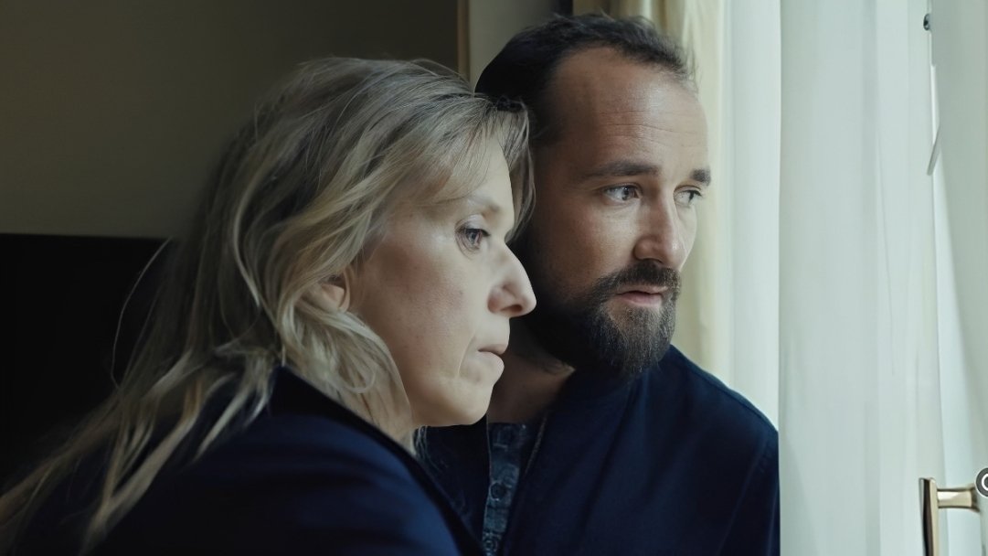 Léa Drucker (Stéphanie) e Jonathan Turnbull (Benoît) em "Caso 137" | Crédito: Autoral Filmes/Divulgação.