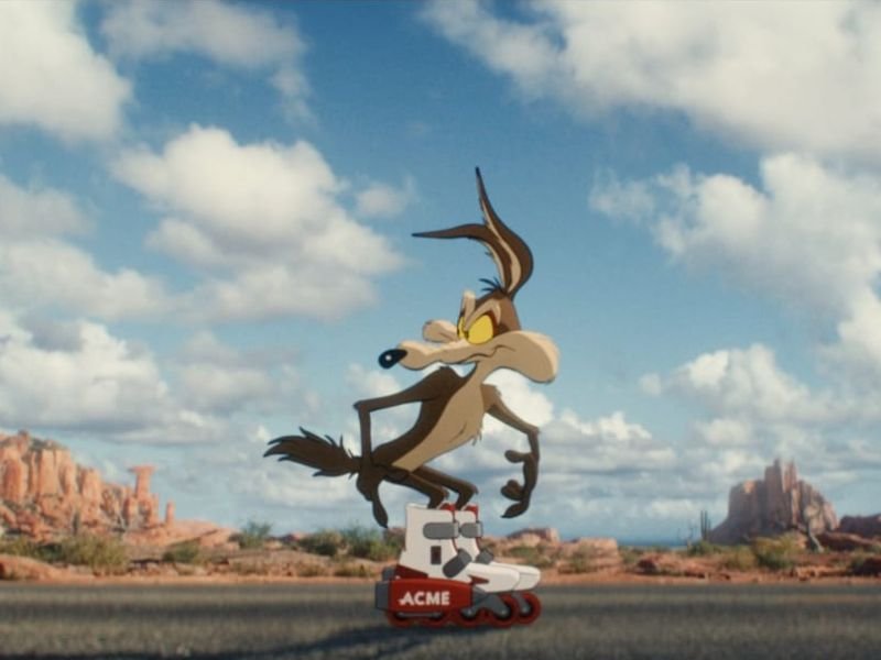 Coyote usando patins da Acme no deserto em cena do filme