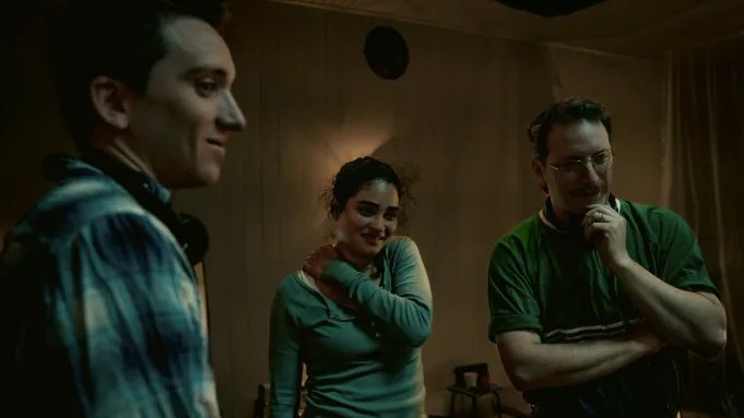 Diretor Ryan Polly ao lado do elenco de Monitor