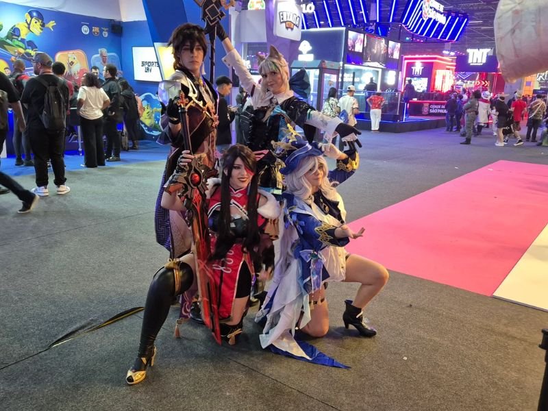 Grupo de cosplay reunido na edição de 2024 da gamescom latam | Crédito: Be Geeks
