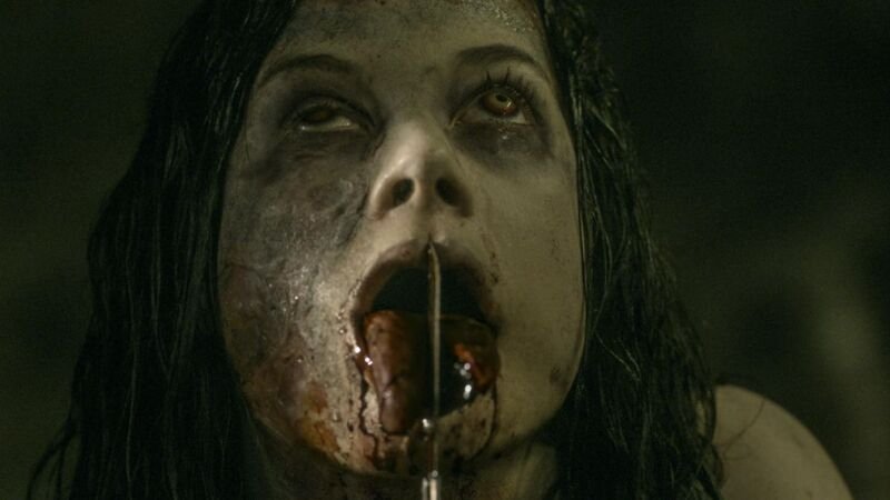 Jane Levy no filme "A Morte do Demônio"
