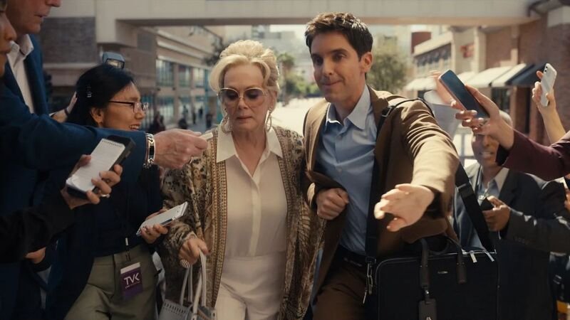 Jean Smart e Paul W. Downs em Hacks