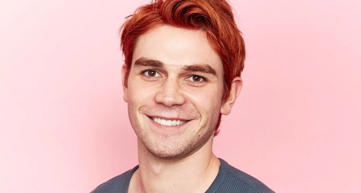 White Elephant | KJ Apa e outros atores são escalados para o terror natalino