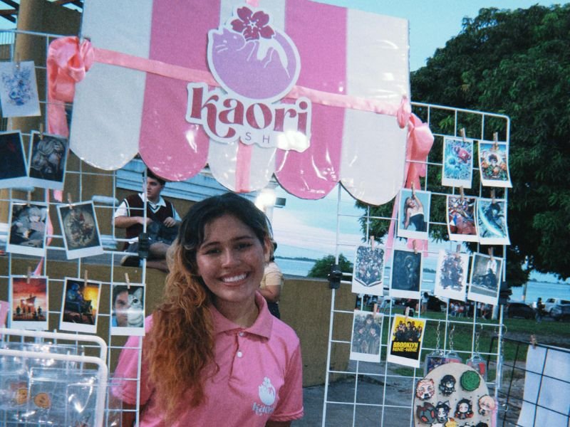 Maria Menezes criadora da Kaori Shop representando o empreendedorismo feminino e a autonomia no universo pop