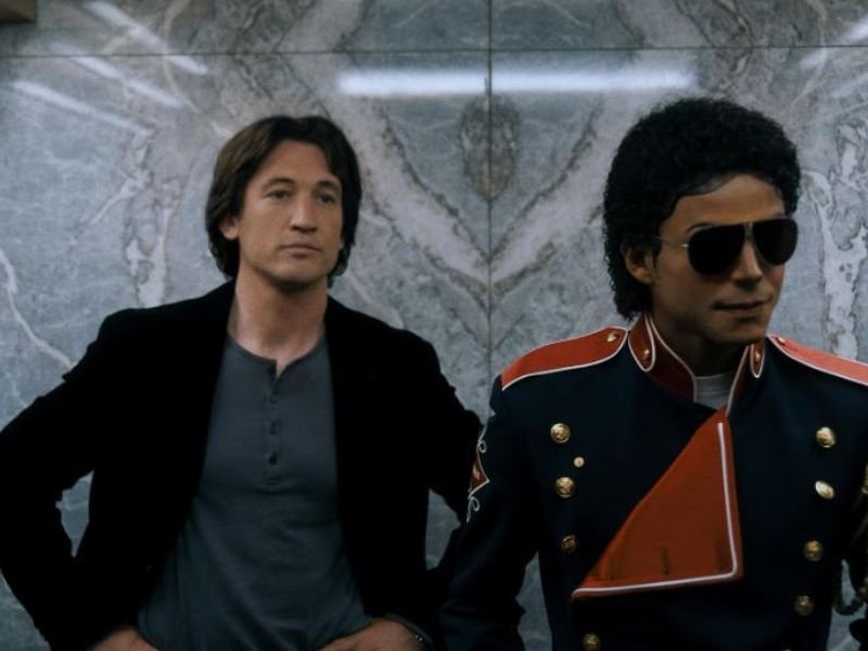 Miles Teller e Jaafar Jackson em Michael (2026): crítica especializada analisa o filme
