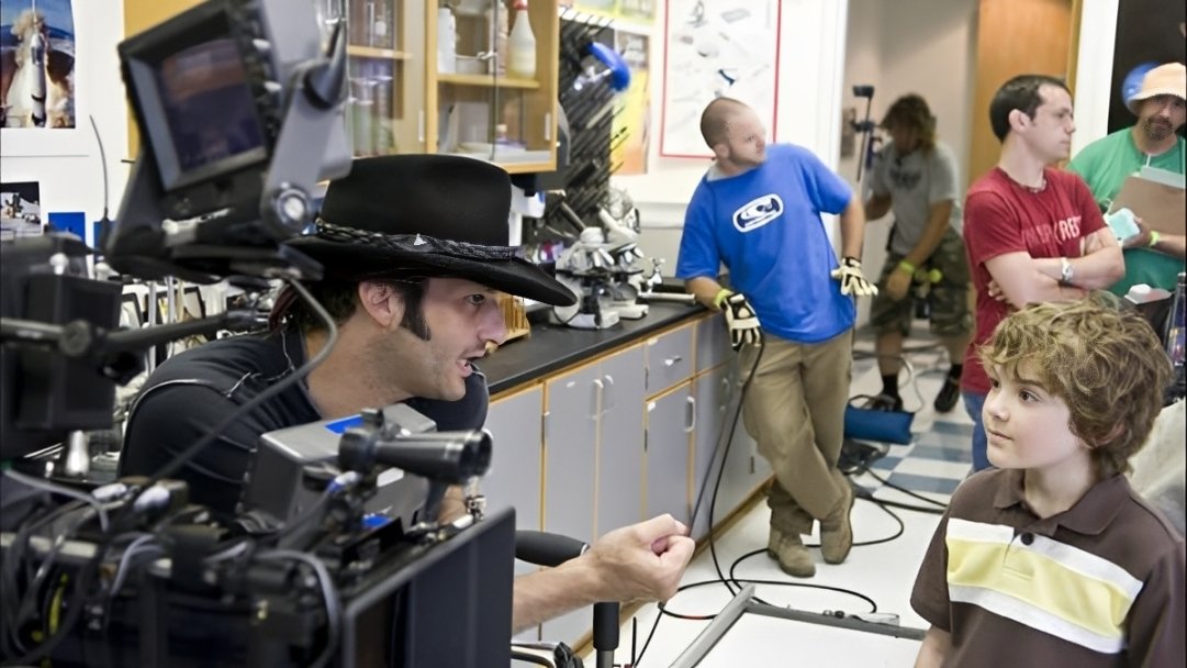 Robert Rodriguez em momento descontraído ao lado de uma criança, reforçando sua ligação com o cinema infantil | Crédito: IMDb/Reprodução.