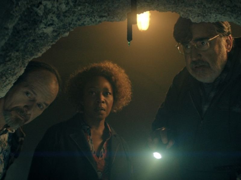 Alfred Molina, Alfre Woodard e Denis O’Hare em cena de "The Boroughs".