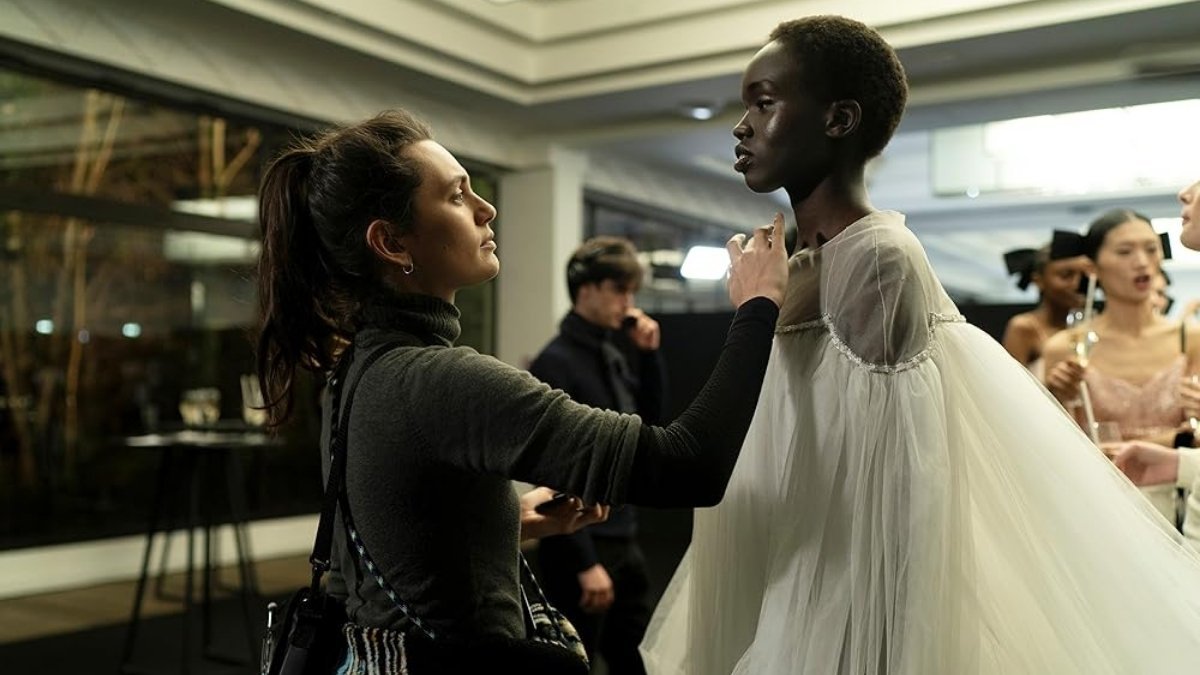 Ella Rumpf e Anyier Anei em cena de "Vidas Entrelaçadas". 