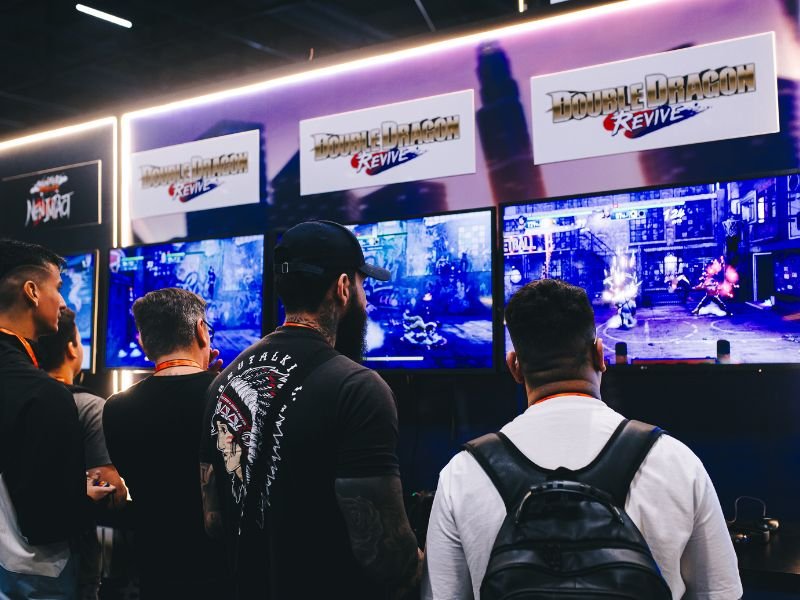 fãs jogando na gamescom latam 2025. Imagem: gamescom latam/reprodução