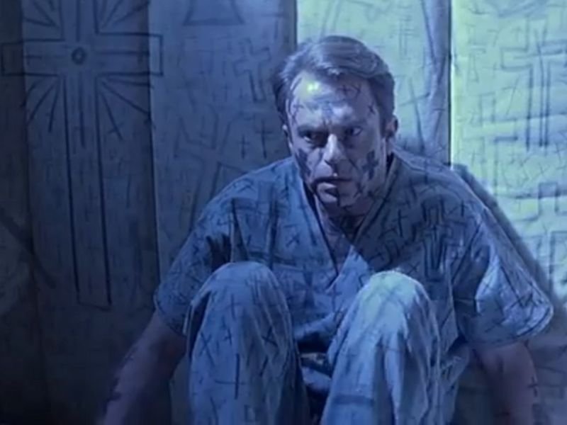A Beira da Loucura de 1994 protagonizado por Sam Neill 
