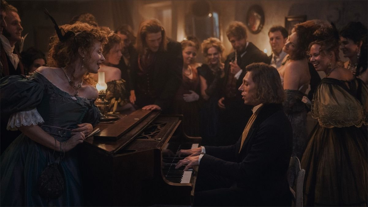 A música ocupa papel central na narrativa, enquanto a direção investe em uma estética elegante para retratar o universo de Chopin | Crédito: Jarosław Sosinski/Divulgação