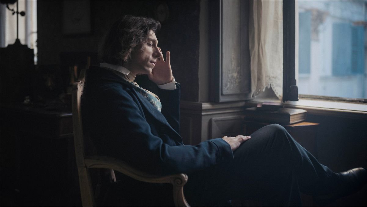 Eryk Kulm transmite a fragilidade e a melancolia de Chopin em uma atuação marcada pela sutileza e introspecção | Crédito: Jarosław Sosinski/Divulgação