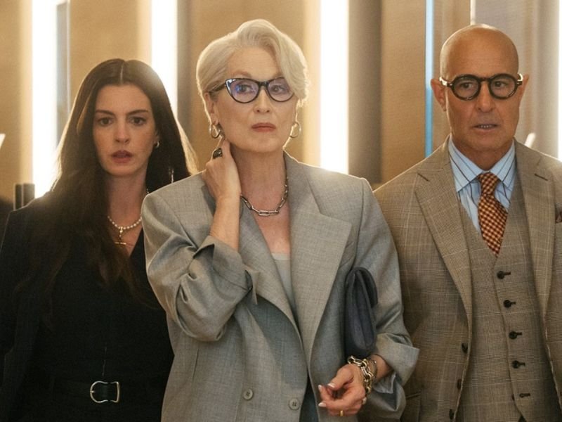 O Diabo Veste Prada 2 também seguiu uma tendência minimalista, em comparação ao primeiro, para acompanhar a evolução | Crédito: Reprodução