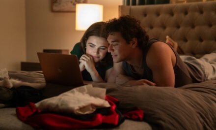 Review | 1ª temporada de “Off Campus: Amores Improváveis” acerta na fórmula para conquistar fãs