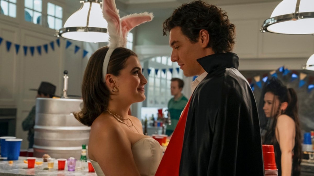 Ella Bright e Belmont Cameli como os protagonistas da 1ª temporada de Off Campus.