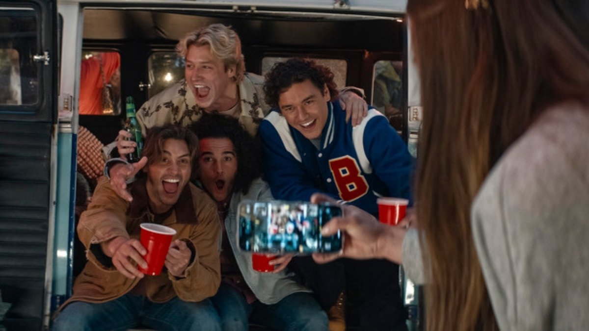 Logan (Antonio Cipriano), Dean (Stephen Thomas Kalyn), Tucker (Jalen Thomas Brooks) and Garrett (Belmont Cameli) em Off Campus: Amores Improváveis