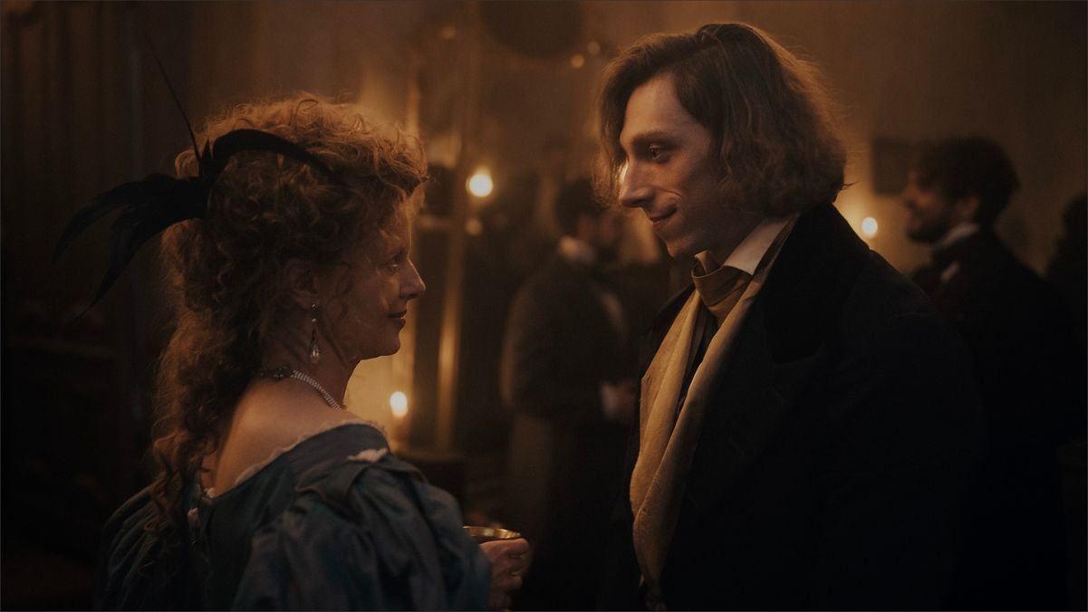 Os encontros nos salões parisienses ajudam a construir a trajetória pessoal e artística de Chopin ao longo da narrativa | Crédito: Jarosław Sosinski/Divulgação