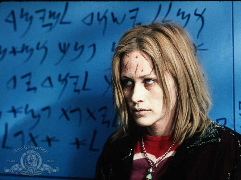 Patricia Arquette em cena do filme Stigmata de 1999
