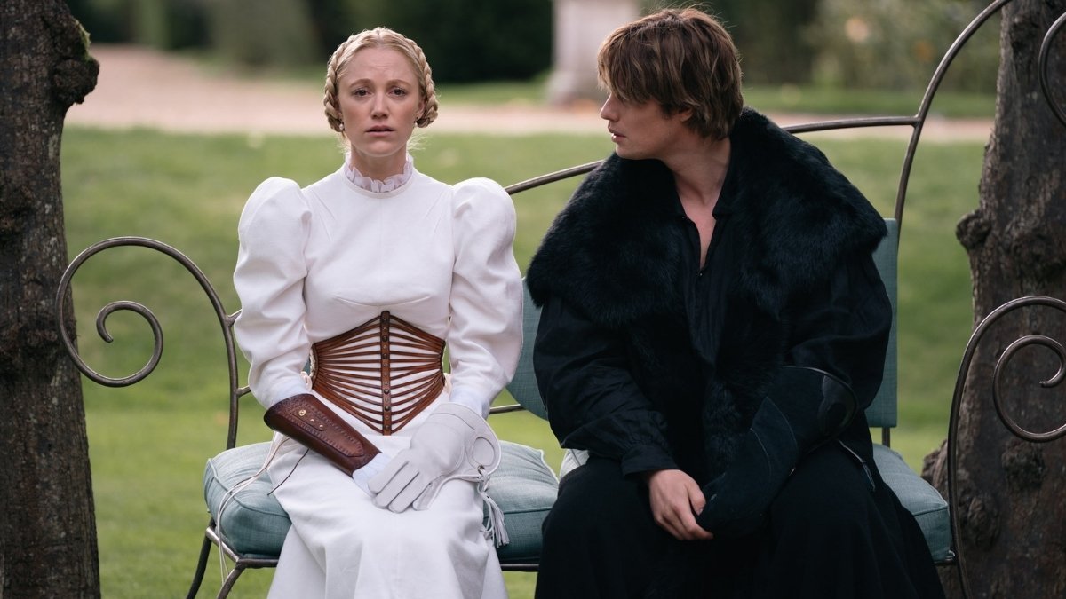 Maika Monroe e Nicholas Galitzine em cena de "100 Noites de Desejo"