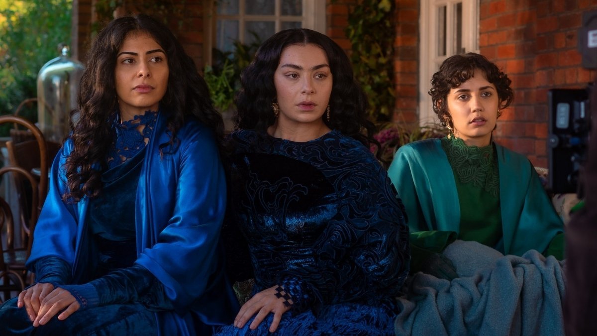 Rosa (Charli XCX) e suas irmãs em cena de "100 Noites de Desejo".