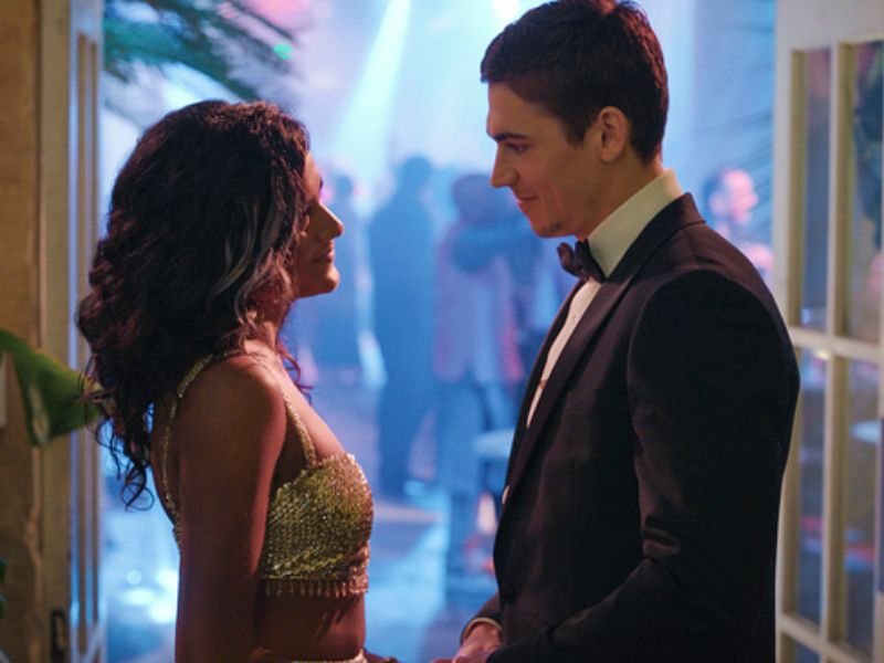 Simone Ashley e Hero Fiennes Tiffin em "Queimando o Filme" | Crédito: Reprodução/Prime Video