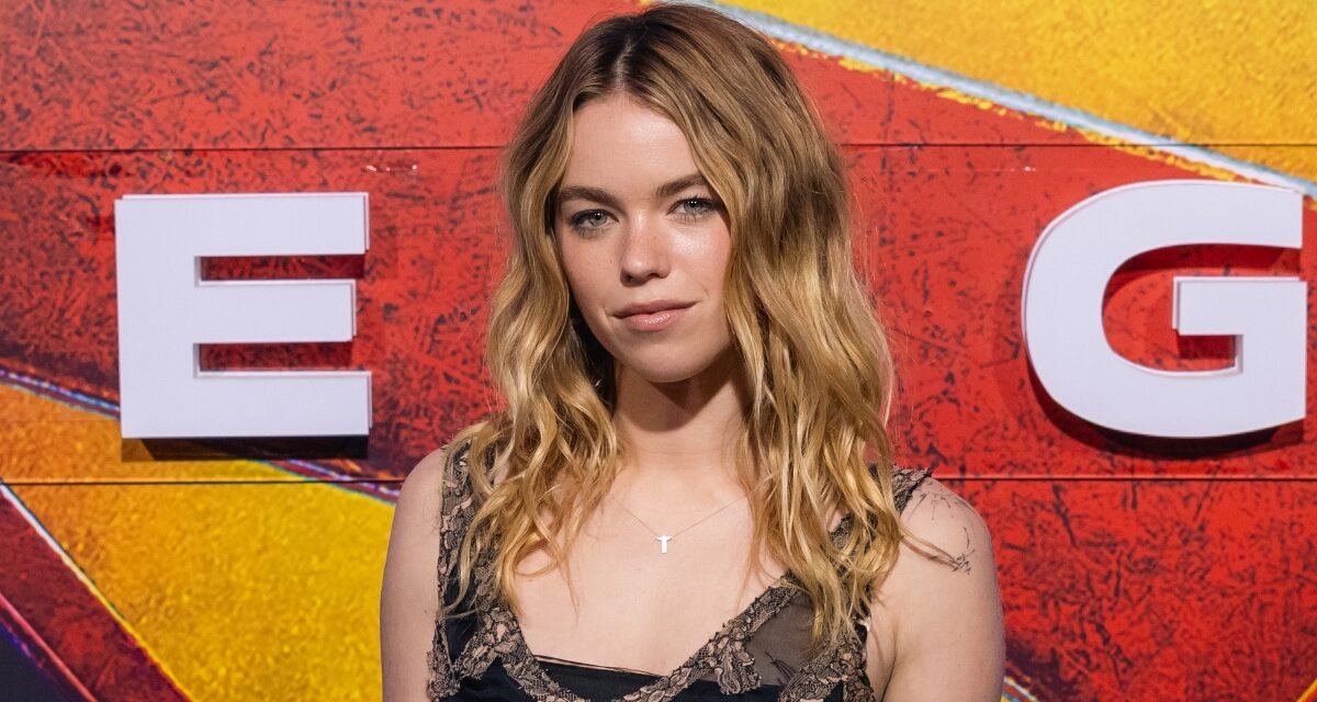 Milly Alcock faz passagem pelo Brasil durante a turnê mundial de Supergirl